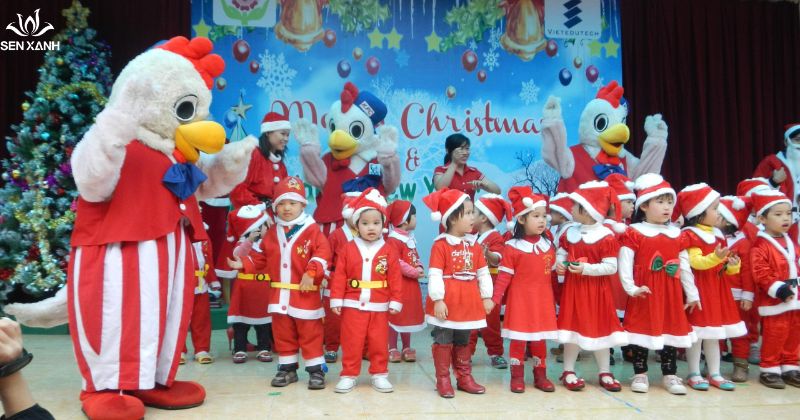 Tổ chức trò chơi Giáng Sinh và hoạt động nhóm