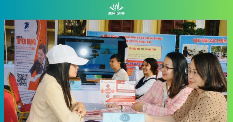 Các thi sinh được tư vấn tuyển dụng