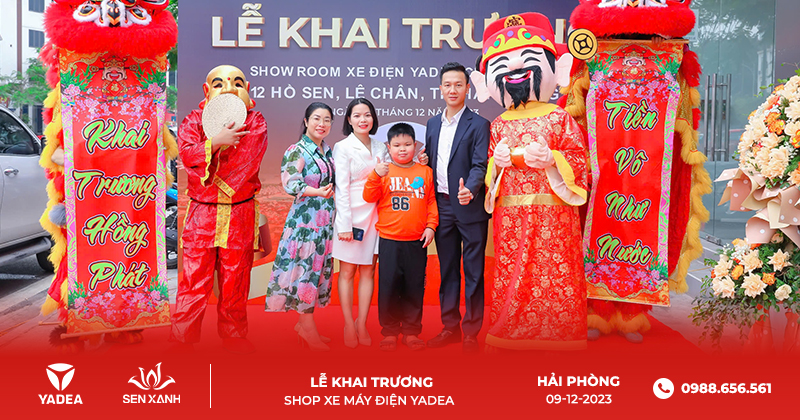 Chụp ảnh trong lễ khai trương