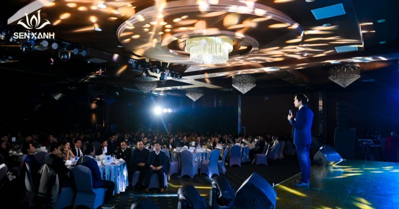 MC phát biểu trong sự kiện