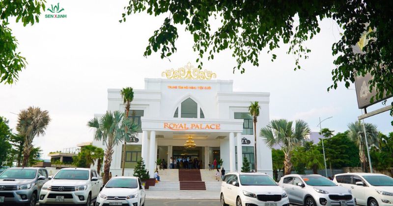 Phía trước trung tâm sự kiện royal place
