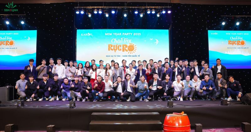 Thành viên công ty chụp ảnh lưu niệm