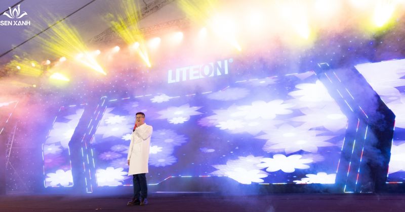 ca sỹ hát trong sự kiện