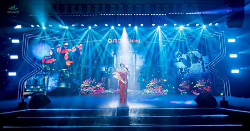 sân khấu với ánh sáng rực rỡ