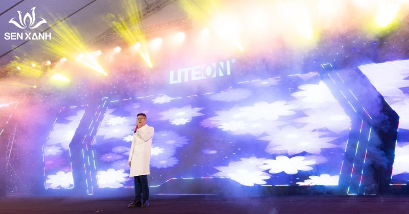 Ca sỹ hát trong tiệc tất niên