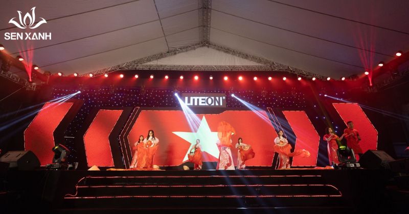 Múa hát trong tiệc tất niên