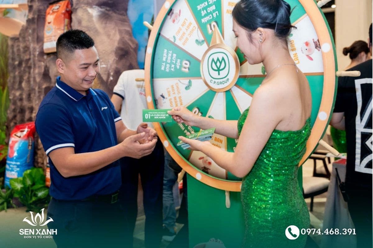 Nhân viên sự kiện tư vấn về sản phẩm