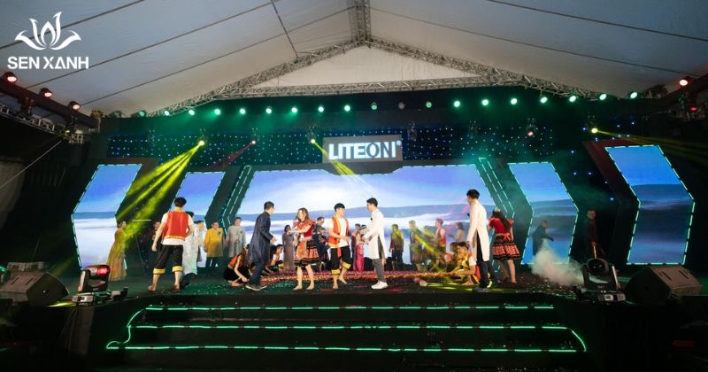 Tiết mục văn nghệ trong tiệc tất niên