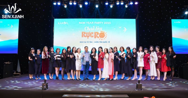 Tiệc tất niên với nhiều khách mời tham gia