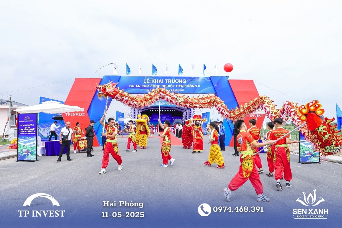 Múa lân trong lế khai trương khu công nghiệp Tiên Cường