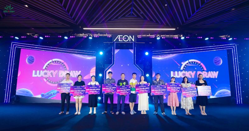 Nhân viên được trao giải thưởng 