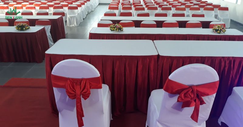 Bàn ghế thiết kế hình chữ nhật kèm áo phủ và nơ sang trọng
