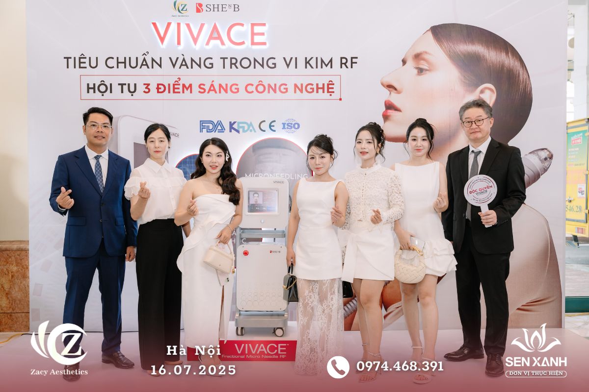 Ban tổ chức checkin với sản phẩm 