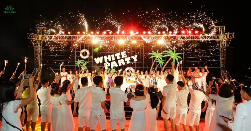 Bữa tiệc với nhiều người tham gia 