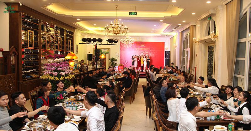 Các thành viên trong công ty nâng cốc chúc mừng 