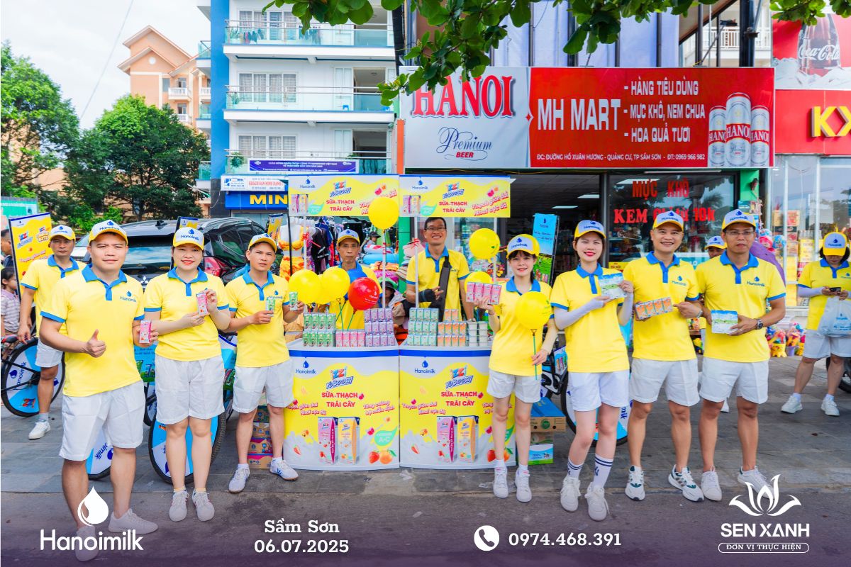 Cán bộ nhân viên check in cùng sản phẩm