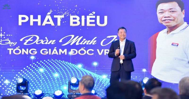 Giám đốc phát biểu trong tiệc tất niên 