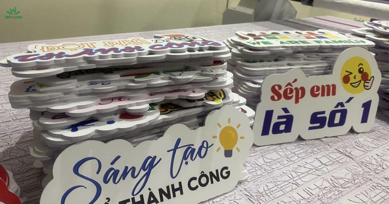 Hashtag kỷ niệm thành lập công ty là những tấm bảng mini 