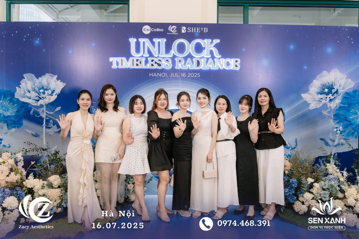 Khách mời checkin backdrop chính 