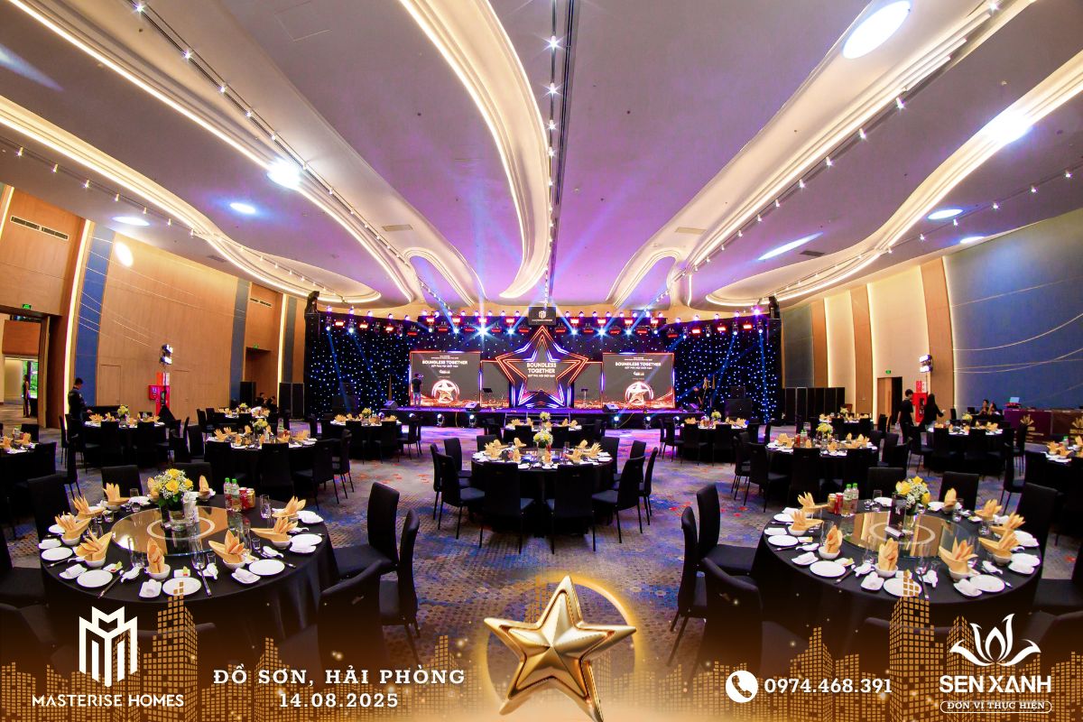 Phòng sự kiện gala dinner với bàn ghế được chuẩn bị sẵn sàng 
