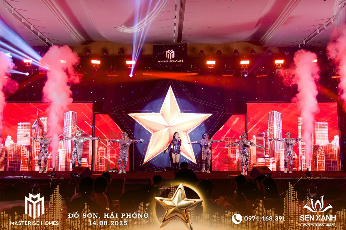 Sân khấu hoành tráng với pháo 
