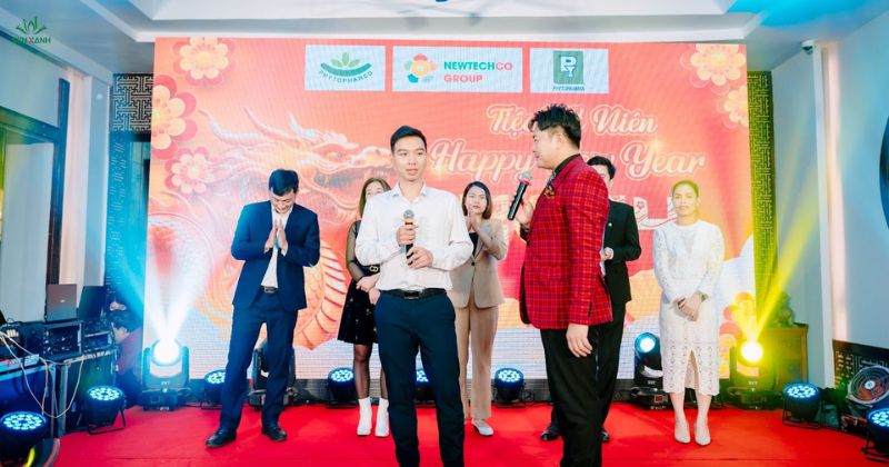 Tham gia trò chơi tiệc tất niên