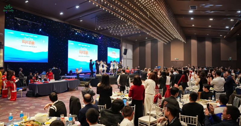 Tiệc cuối năm có biểu diễn nghệ thuật vui nhộn 