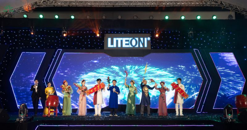 các nhân viên trong công ty giao lưu trên sân khấu