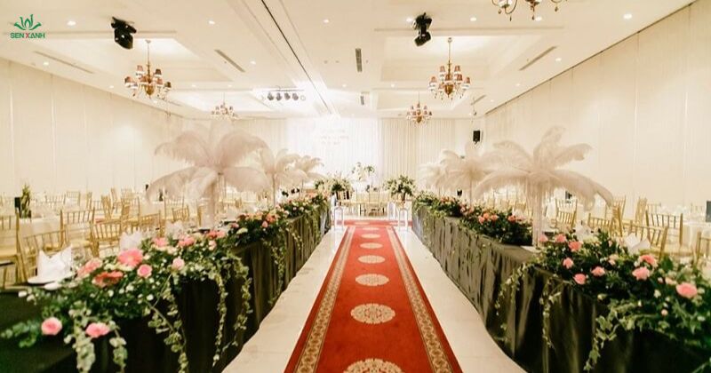 Trang trí lối đi bằng thảm đỏ