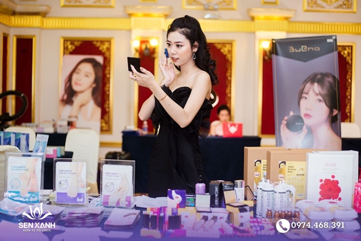 Tổ chức sự kiện phát mẫu dùng thử gây sự chú ý của đám đông