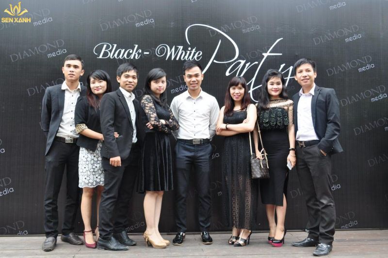 Tổ chức bữa tiệc cuối năm với màu trắng - đen ấn tượng