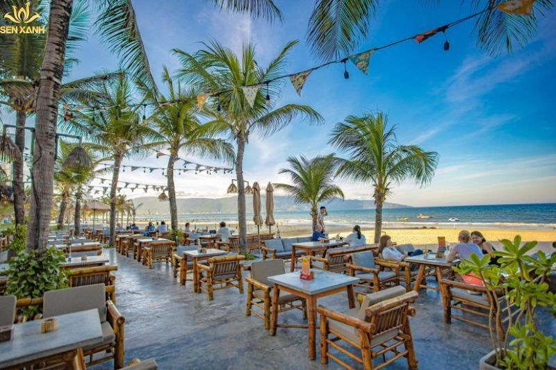 Nhà Hàng Apocalypse Now Beach Club có vị trí gần biển