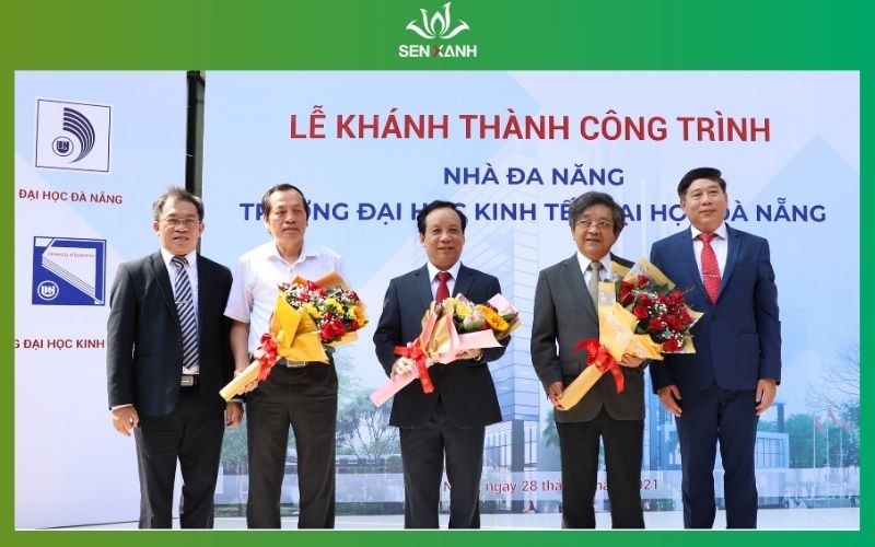 Chủ đầu tư sẽ lên chụp ảnh kỷ niệm cùng với đối tác và tặng quà lưu niệm