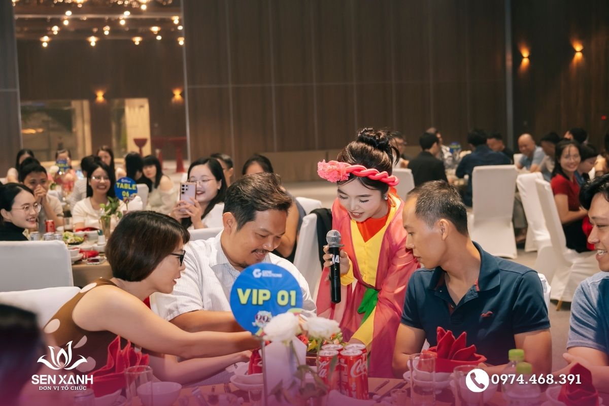 ca sỹ hát dân ca quan họ trong sự kiện giao lưu với khách tham dự