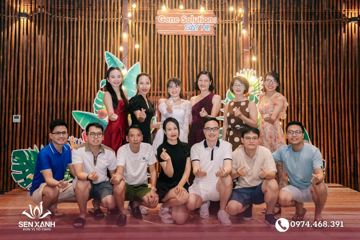 các vị khách tham gia sự kiện chụp ảnh lưu niệm