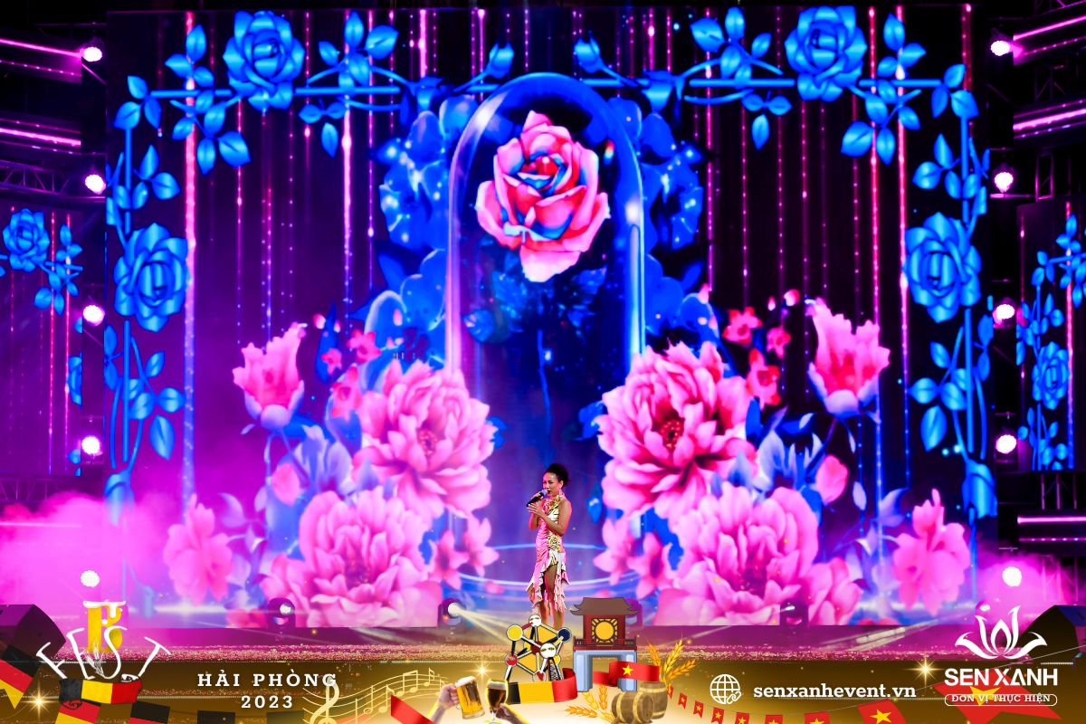 Ca sĩ trình diễn trong chương trình