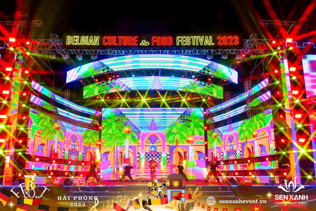 Ca sĩ Issac trình diễn trên sân khấu