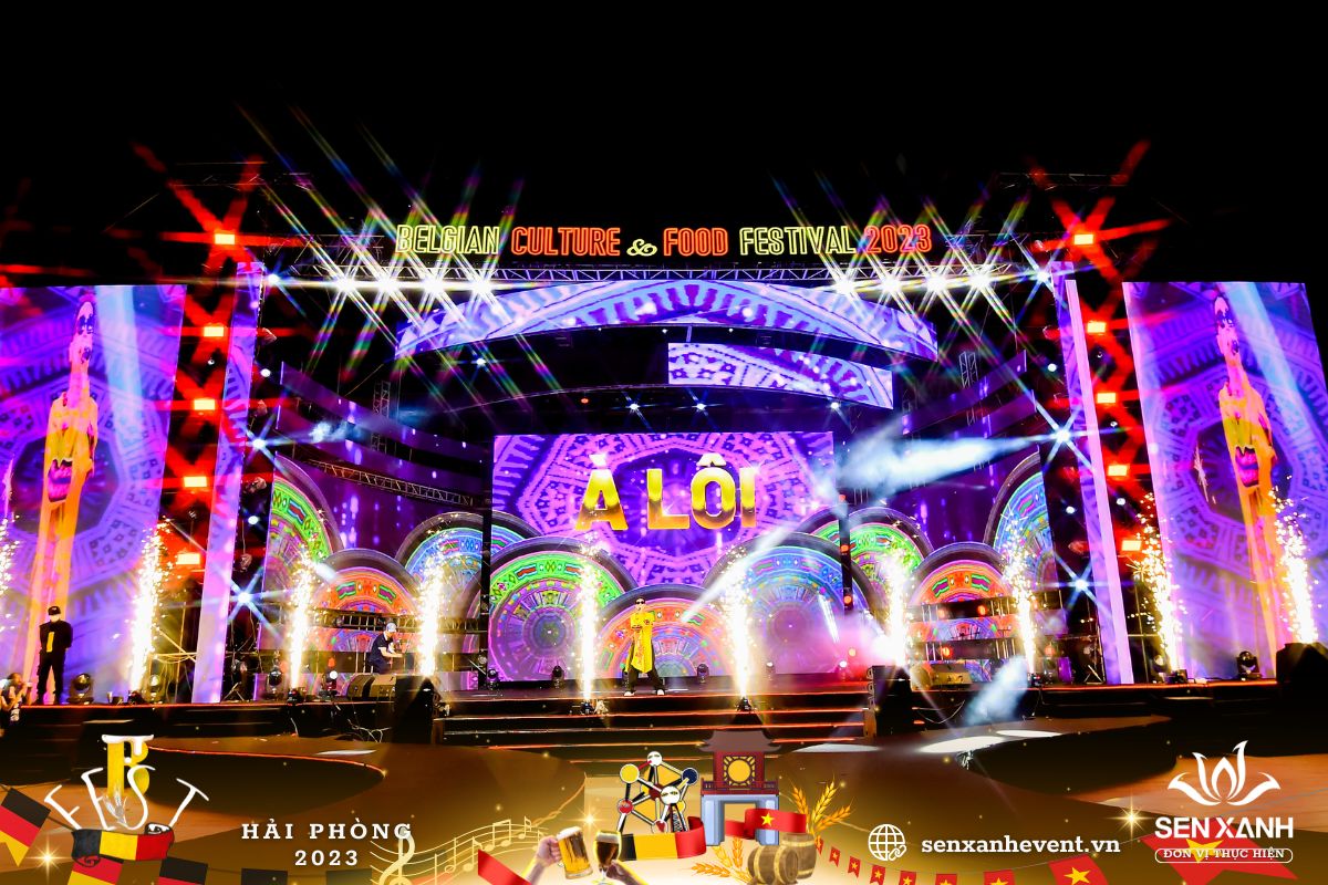 Ca sĩ Double 2T trình diễn bài hát À Lôi