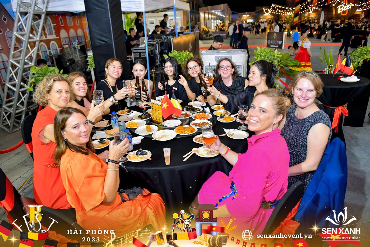 Thực khách thưởng thức bia Bỉ