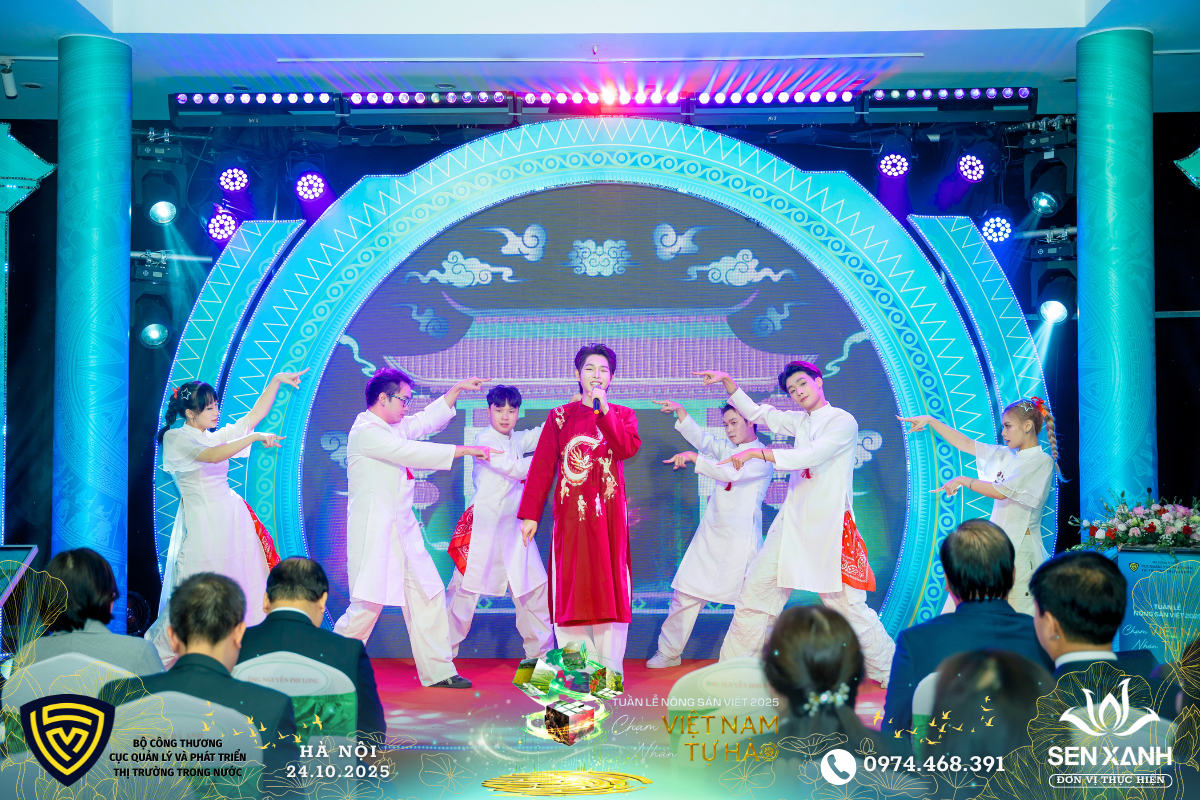 Ca sĩ Đức Phúc biểu diễn Ca sĩ Đức Phúc biểu diễn