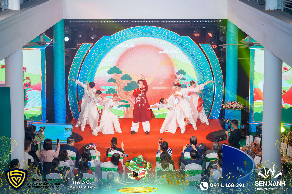 Kết thúc phần trình diễn của ca sĩ Đức Phúc Kết thúc phần trình diễn của ca sĩ Đức Phúc