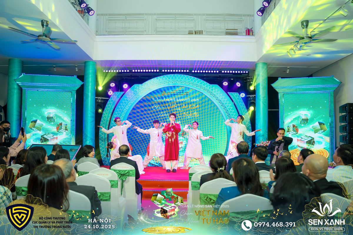 Phần trình diễn của ca sĩ Đức Phúc sôi động Phần trình diễn của ca sĩ Đức Phúc sôi động