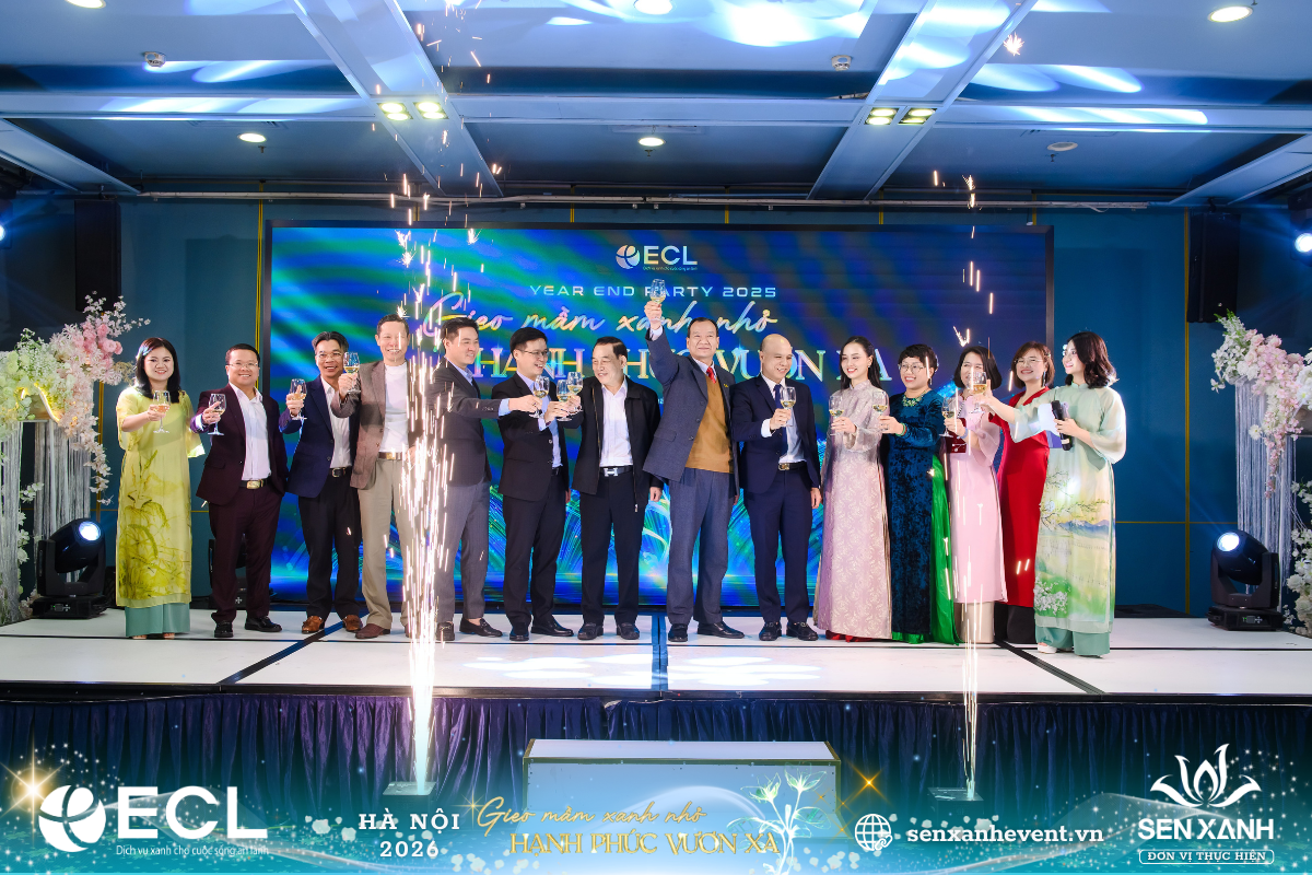 Ban lãnh đạo nâng ly khai tiệc Ban lãnh đạo nâng ly khai tiệc