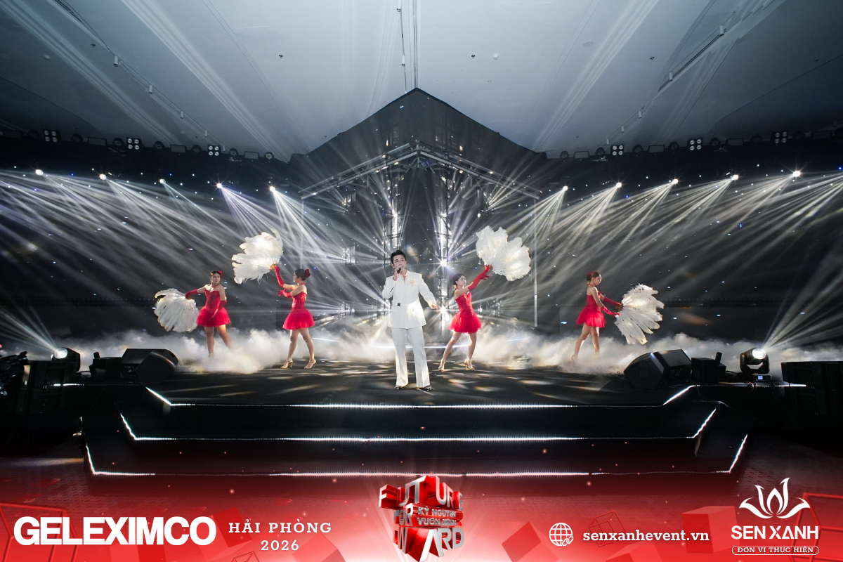 Phần âm nhạc sâu lắng do ca sĩ Dương Edward trình bày Phần âm nhạc sâu lắng do ca sĩ Dương Edward trình bày