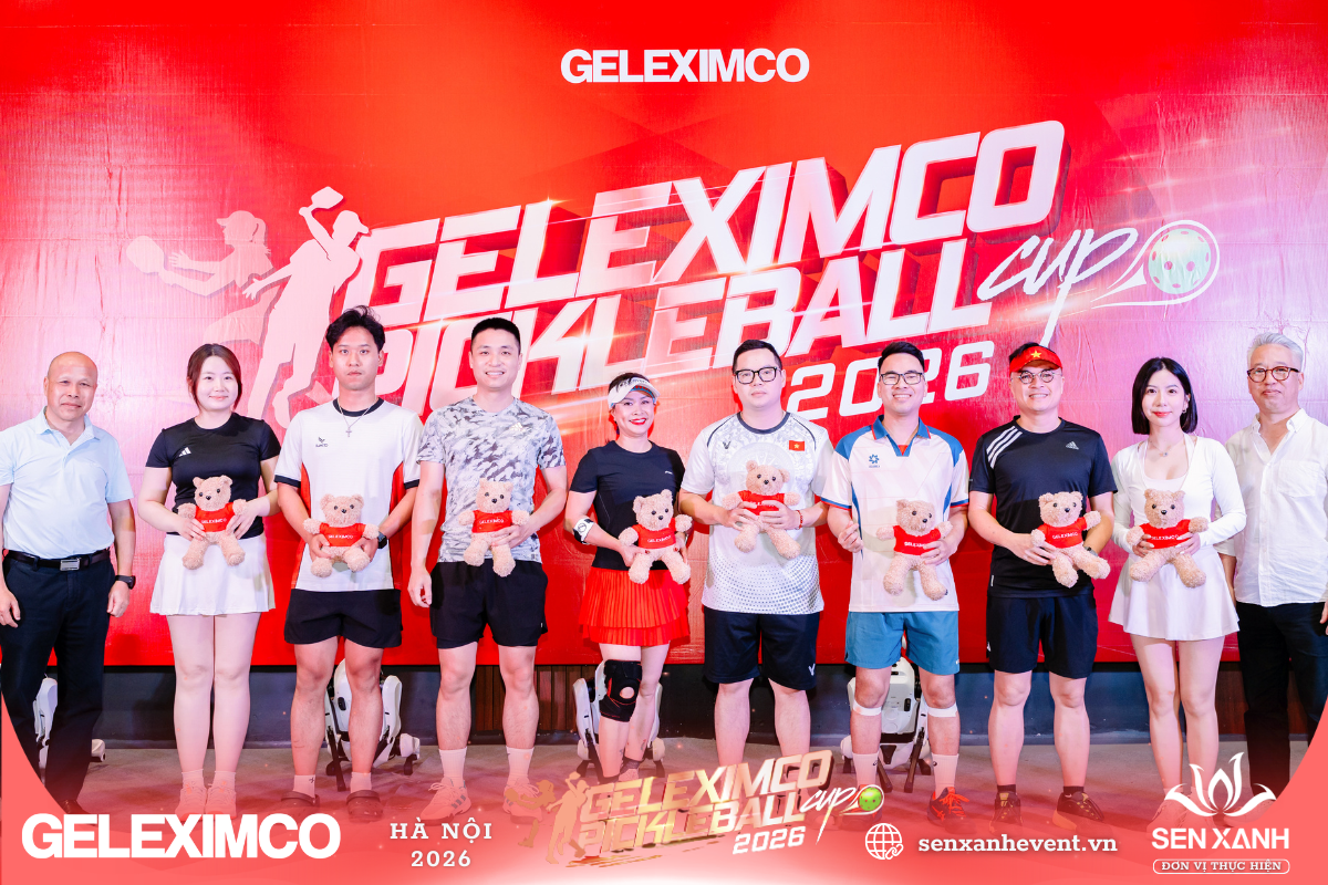 Trao quà đôi nam nữ