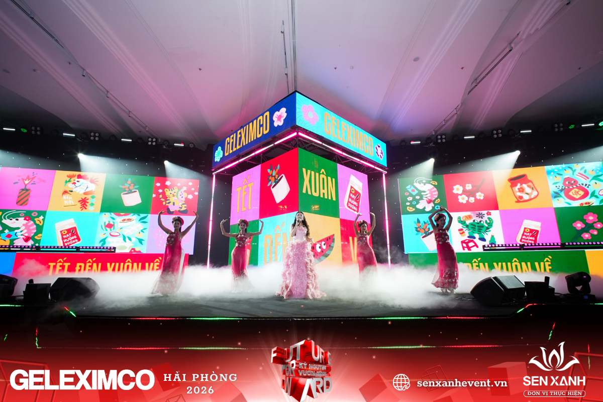 Khai màn với tiết mục của ca sĩ Hồng Hạnh Khai màn với tiết mục của ca sĩ Hồng Hạnh