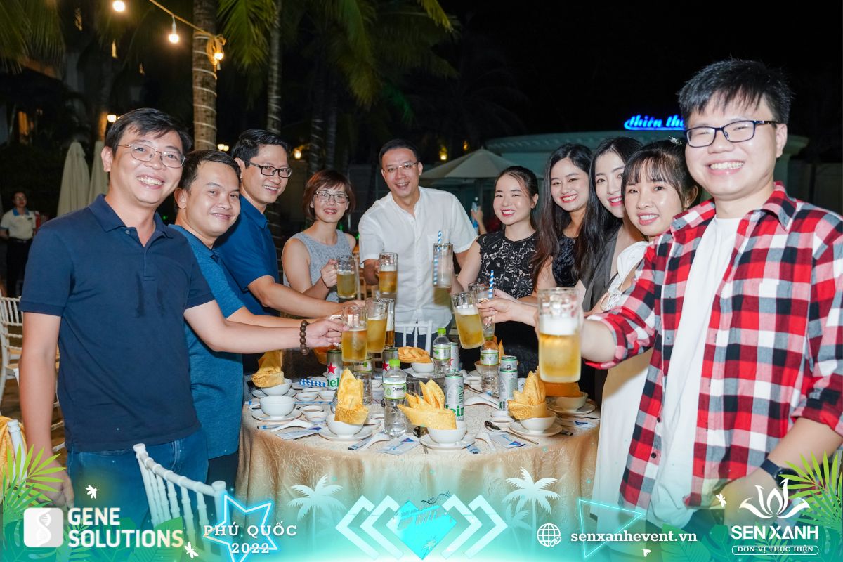 Mọi người thưởng thức bữa tiệc