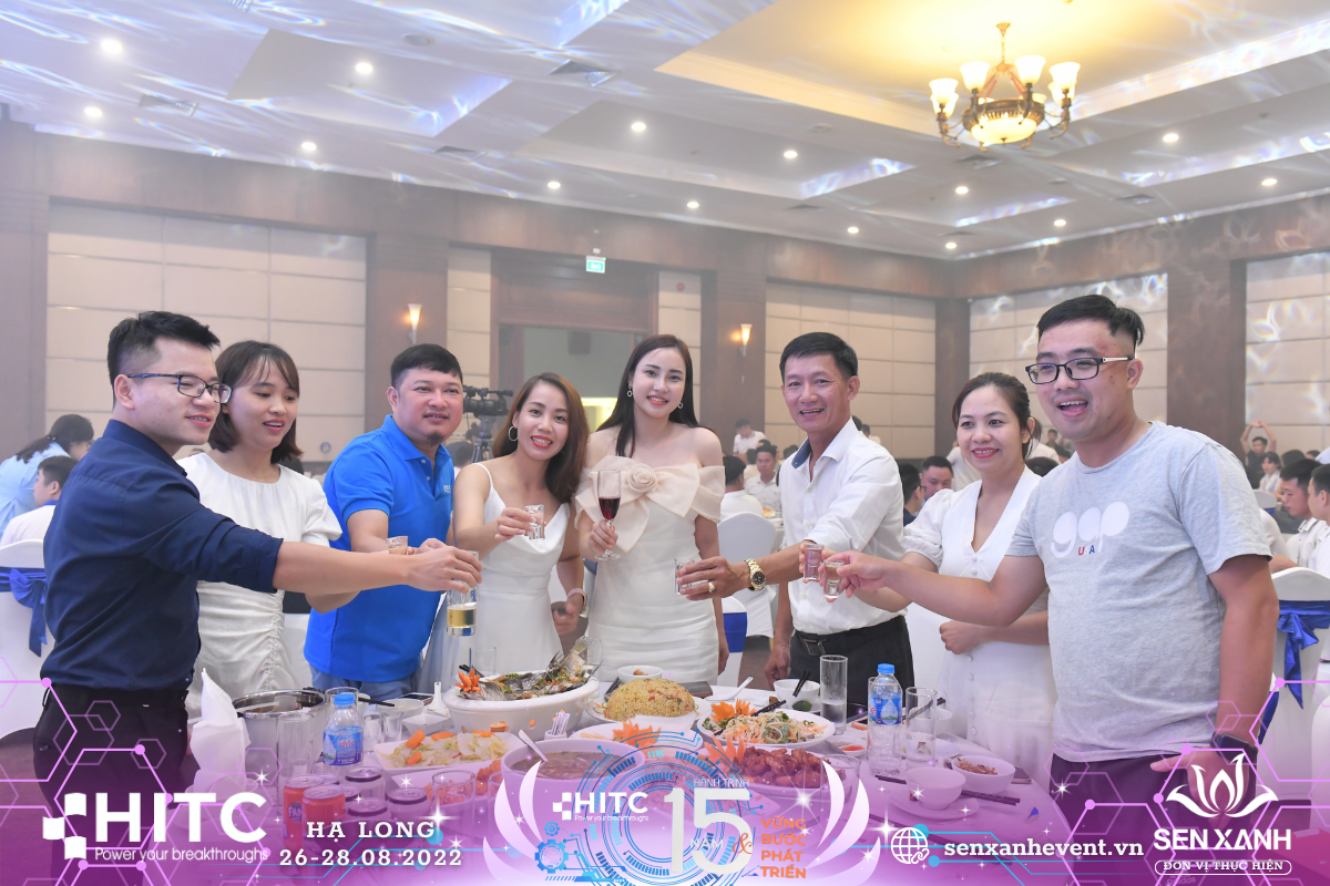 Nâng ly chúc mừng Nâng ly chúc mừng