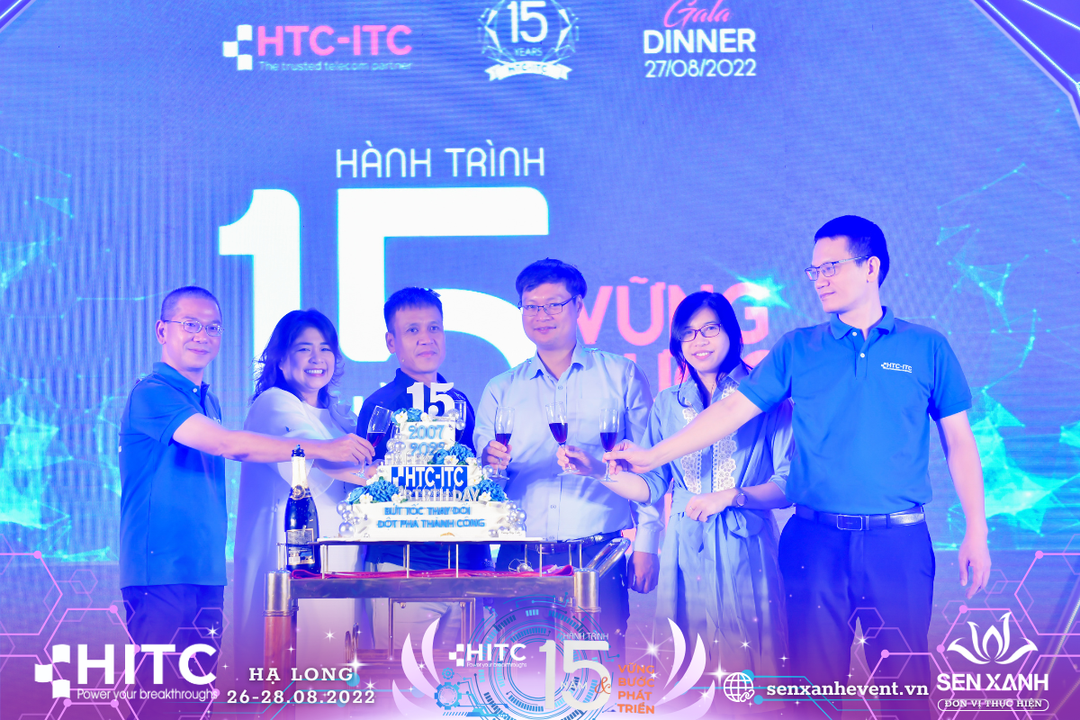 Nâng ly chúc mừng Nâng ly chúc mừng