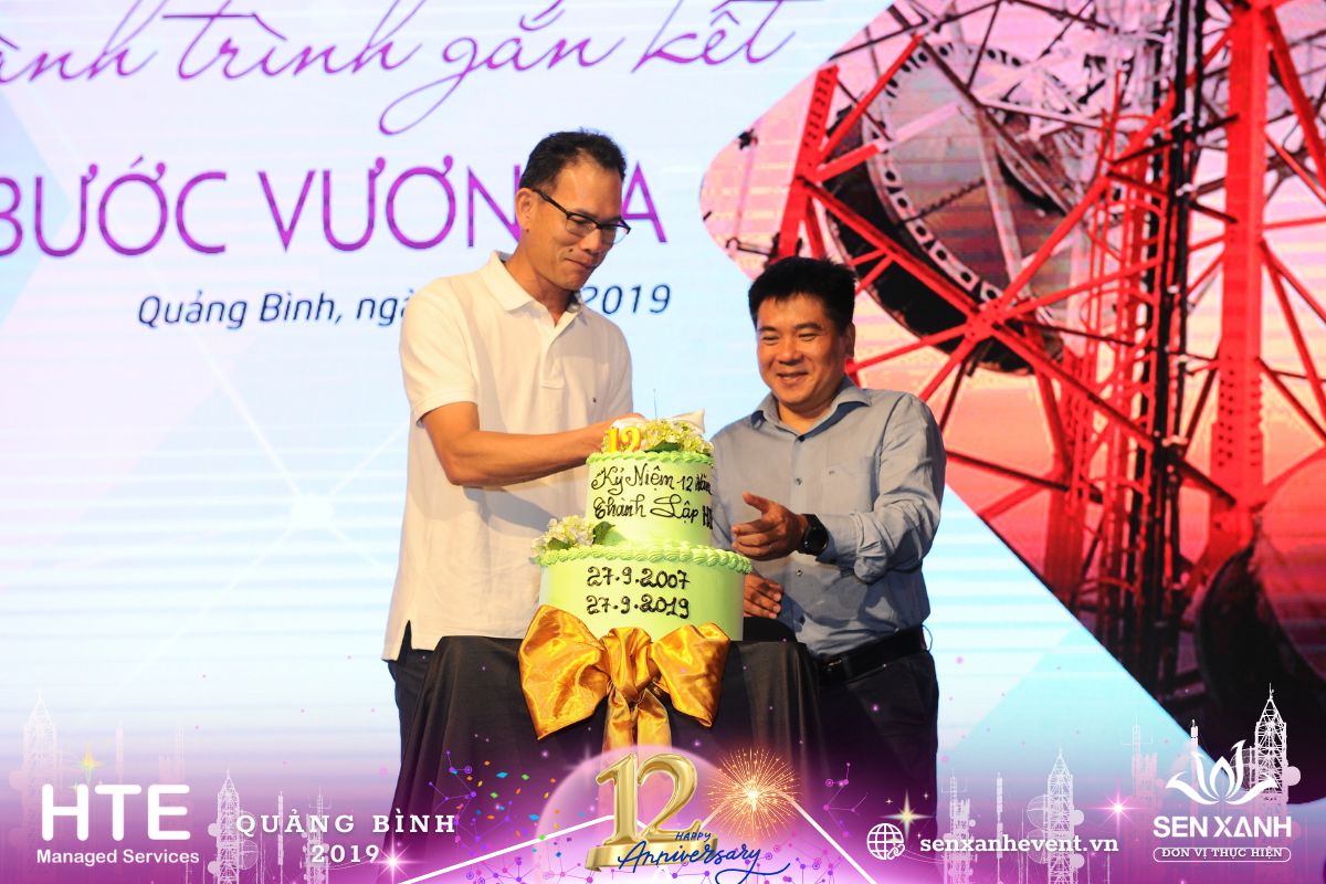 Cắt bánh sinh nhật Cắt bánh sinh nhật